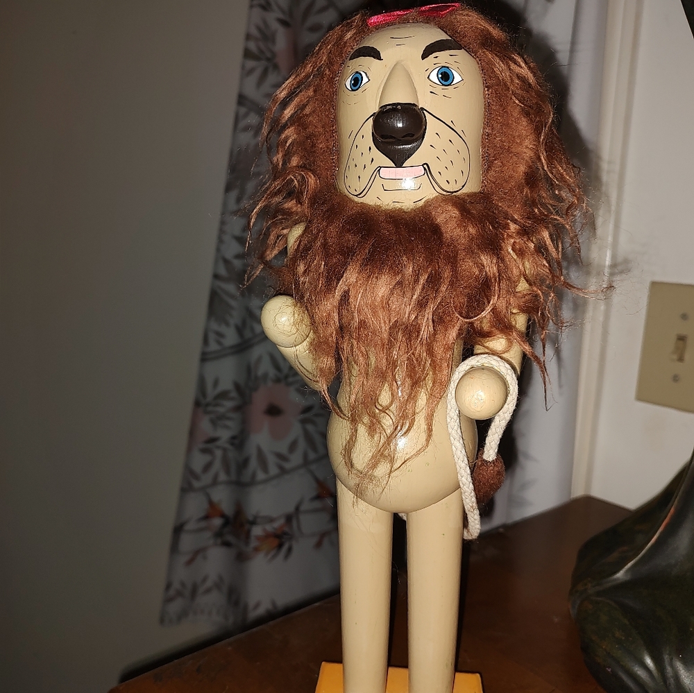 TM COWARDLY LION NUTCRACKER WIZARD OF OZ Holiday